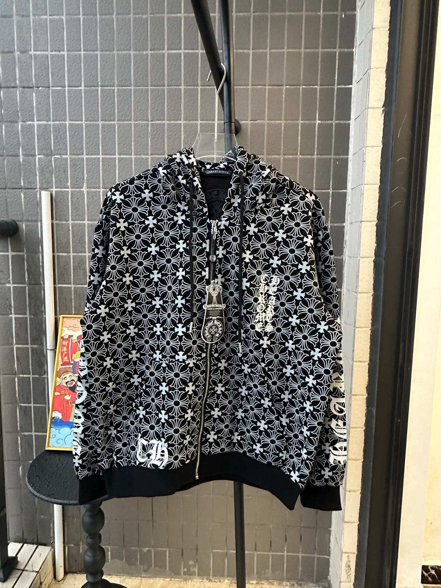P310 Style No.: TT74 𝐂𝐇𝐑𝐎𝐌𝐄 𝐇𝐄𝐀𝐑𝐓𝐒/Cro Heart Hooded 23FW new all-over printed Sanskrit opening and closing sweater. Full dark pattern printing as the backing to show a sense of mystery. Sanskrit embroidery on the front chest. Metal zipper closure. Classic Sanskrit printing design on both arms. Classic big horseshoe print on the back, overall high-end and versatile, same style for men and women Size: S-XL